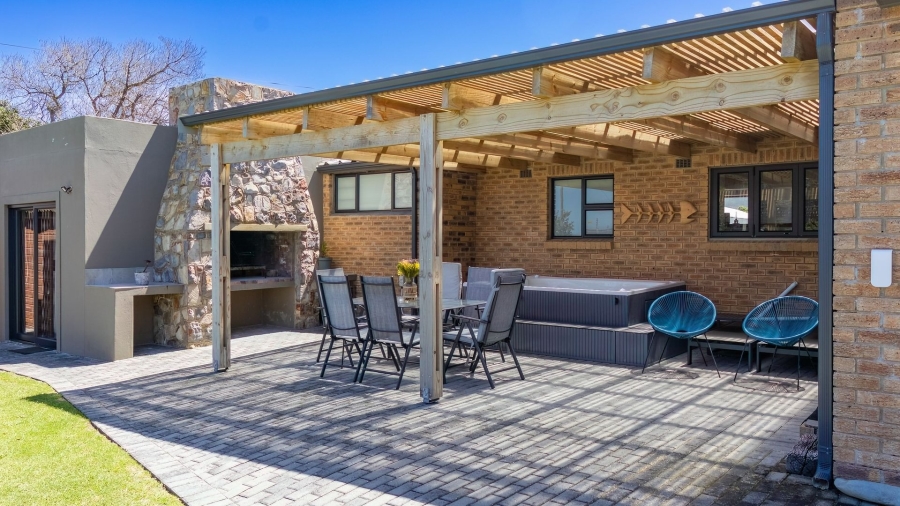 4 Bedroom Property for Sale in Sandbaai Western Cape